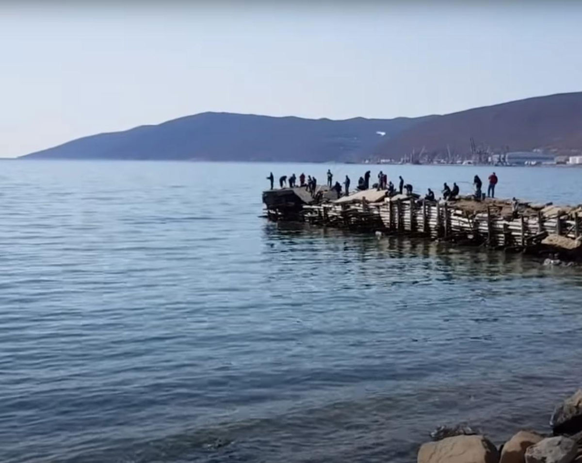Рыбаки на пирсе в бухте Нагаева